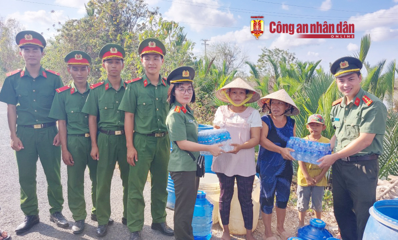 Người dân xúc động khi nhận nước sạch trong đêm -1