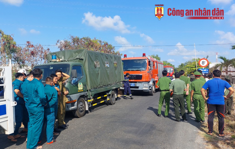 Người dân xúc động khi nhận nước sạch trong đêm -0