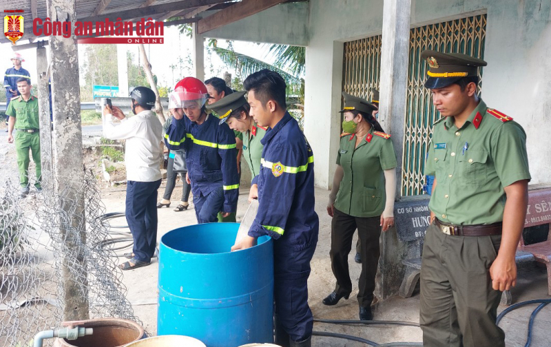 Người dân xúc động khi nhận nước sạch trong đêm -1