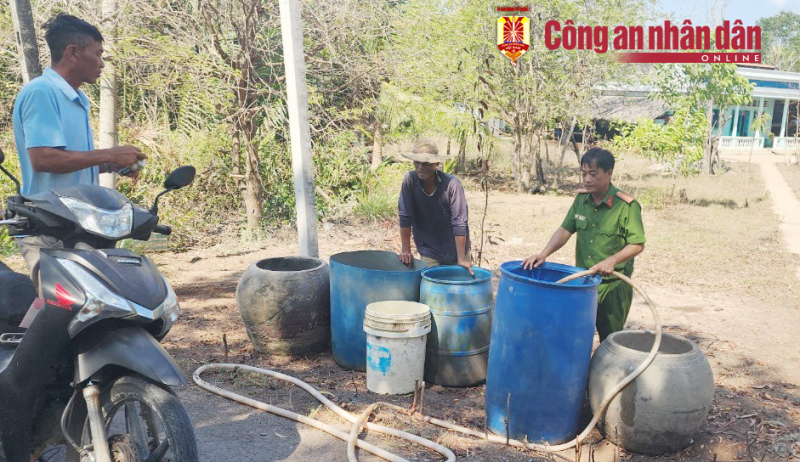 Công an xã đội nắng đưa nước sạch đến với người dân -5