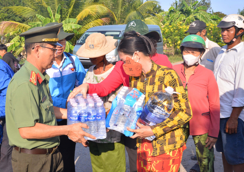 Công an tỉnh Cà Mau hỗ trợ nước cho người dân vùng khô hạn -0