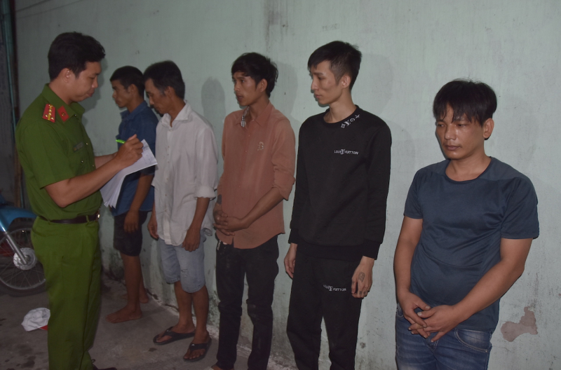 5 đối tượng dương tính với chất ma túy bị lực lượng công an lập biên bản. ảnh lê hoài.jpeg -0