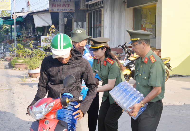 Công an tỉnh Cà Mau hỗ trợ nước cho người dân vùng khô hạn -1