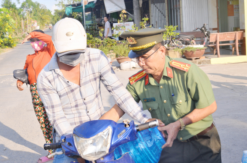 Công an tỉnh Cà Mau hỗ trợ nước cho người dân vùng khô hạn -2