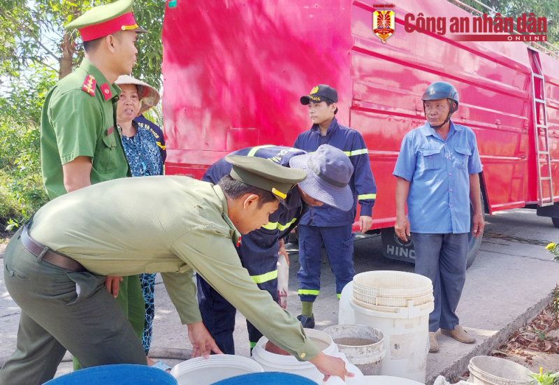 Gác ngày nghỉ lễ đi cấp nước sạch cho người dân bị hạn mặn -1