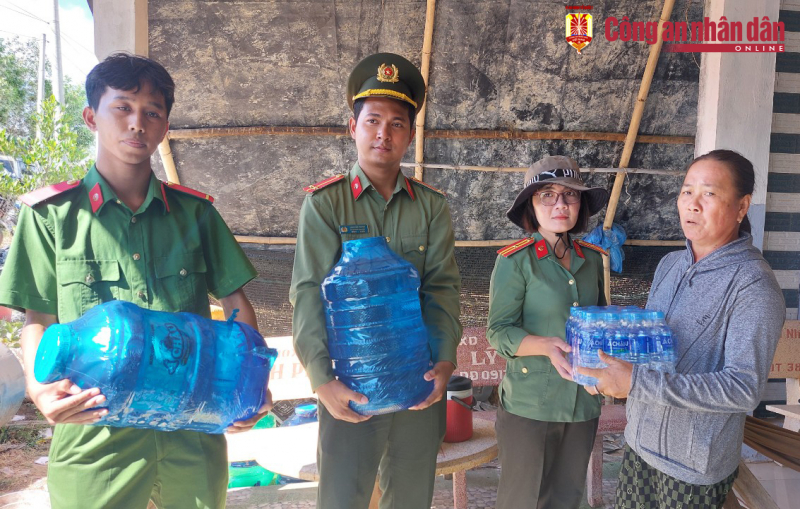 Gác ngày nghỉ lễ đi cấp nước sạch cho người dân bị hạn mặn -2