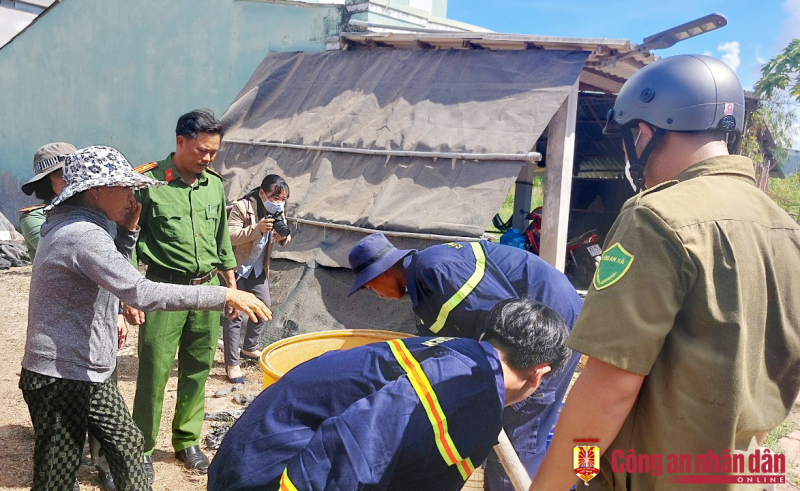 Gác ngày nghỉ lễ đi cấp nước sạch cho người dân bị hạn mặn -3