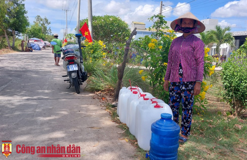 Gác ngày nghỉ lễ đi cấp nước sạch cho người dân bị hạn mặn -0