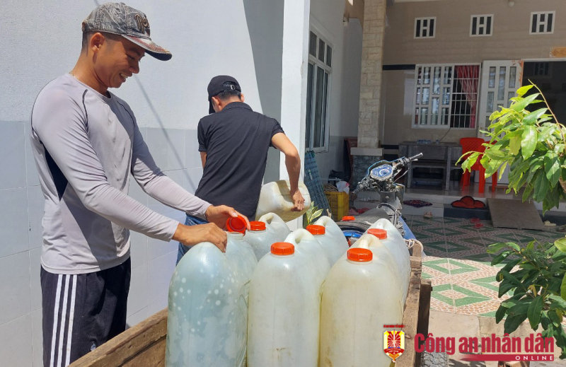 Gác ngày nghỉ lễ đi cấp nước sạch cho người dân bị hạn mặn -1