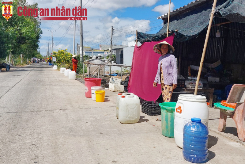 Gác ngày nghỉ lễ đi cấp nước sạch cho người dân bị hạn mặn -2