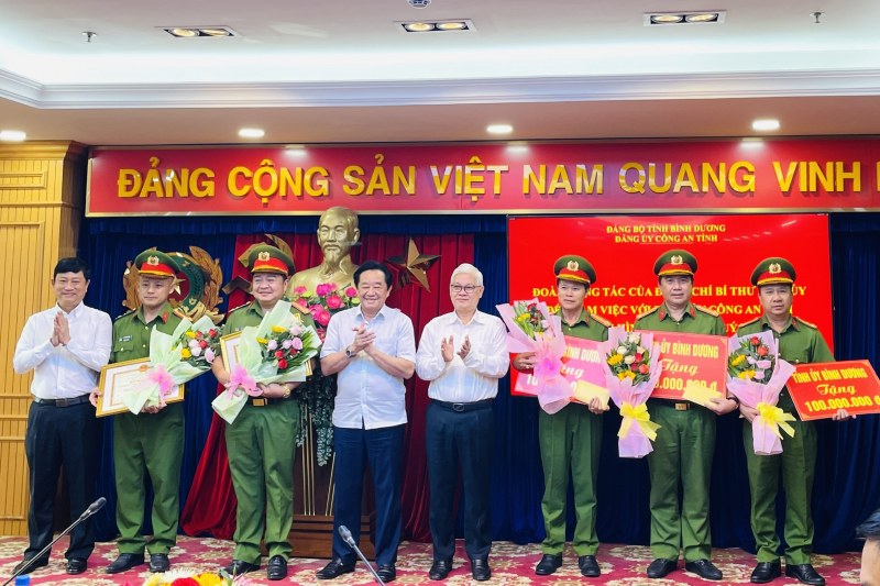 Trao thưởng 300 triệu đồng cho các đơn vị khám phá chuyên án lớn ở Bình Dương -0