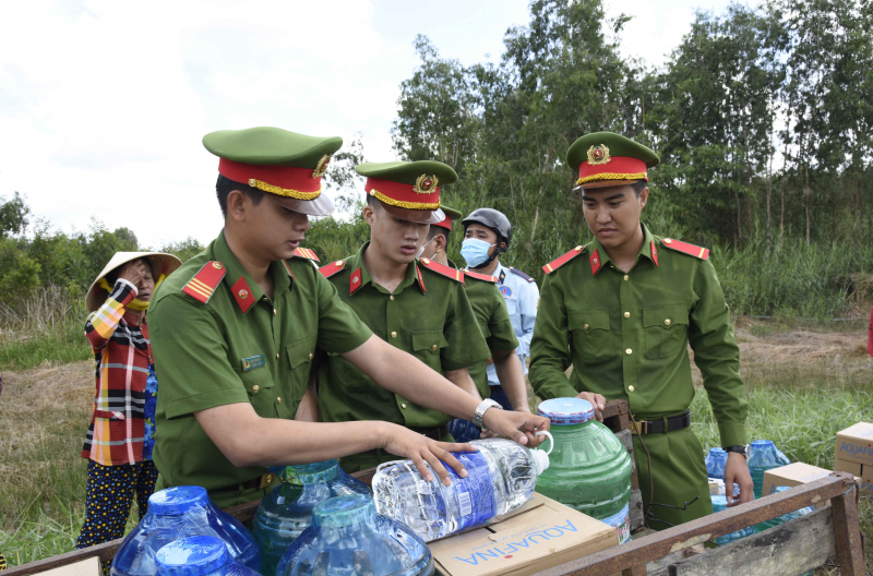 Công an tỉnh Cà Mau tiếp tục hỗ trợ nước sạch cho người dân bị ảnh hưởng bởi hạn mặn -3