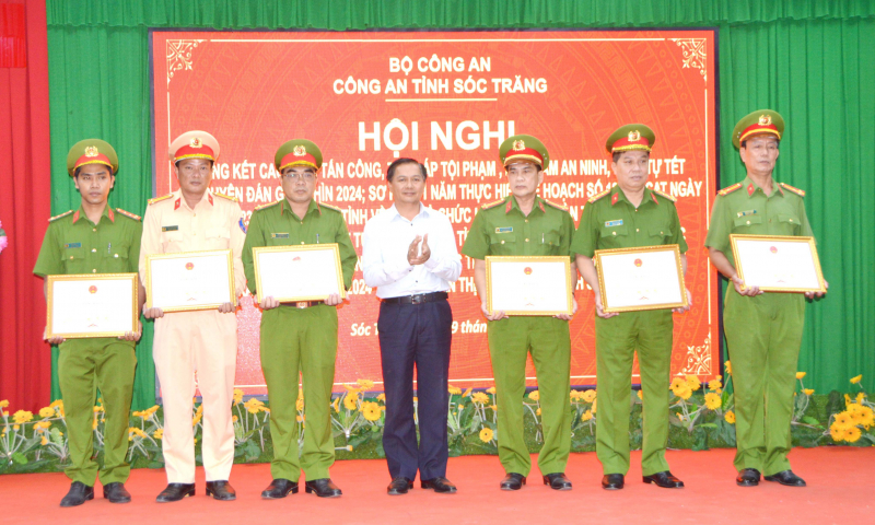 Khen thưởng vụ giải cứu con tin bị đối tượng trốn trại cai nghiện khống chế -0