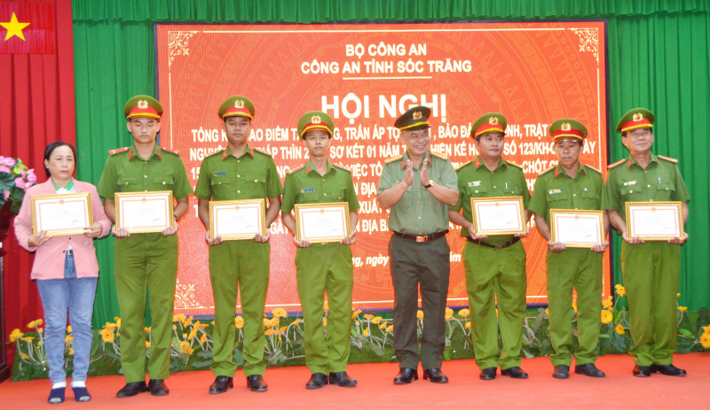 Khen thưởng vụ giải cứu con tin bị đối tượng trốn trại cai nghiện khống chế -0