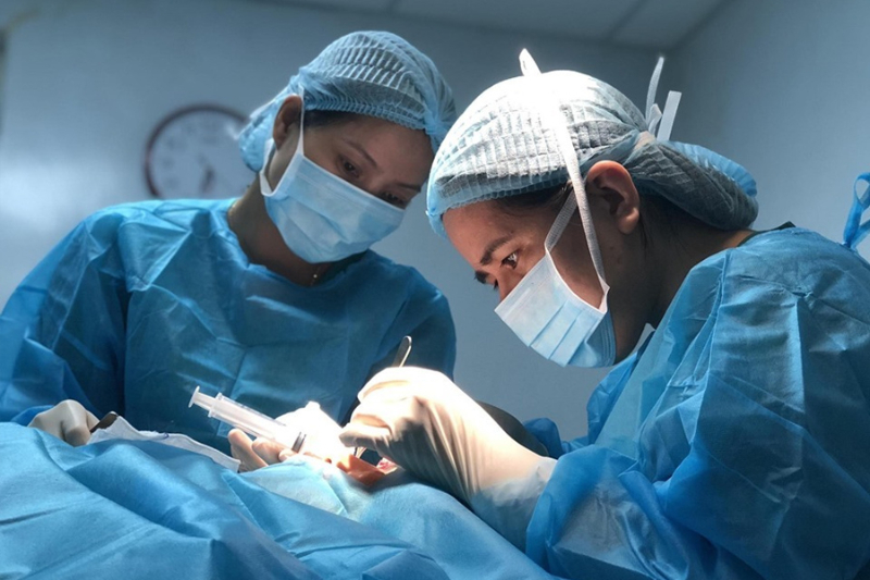 Tiêm filler làm đẹp của người quen, một phụ nữ bị biến chứng nghiêm trọng -0