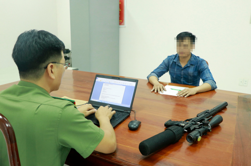 2 thanh niên mua súng hơi về để bắn chim thì bị bắt -0