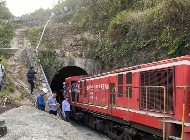      Chính thức thông hầm đường sắt Bãi Gió  -0