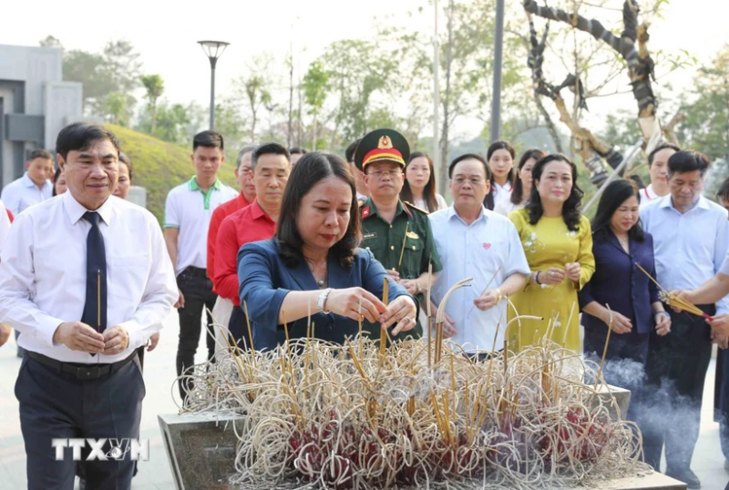 Quyền Chủ tịch nước Võ Thị Ánh Xuân thăm, tặng quà chiến sĩ Điện Biên -0