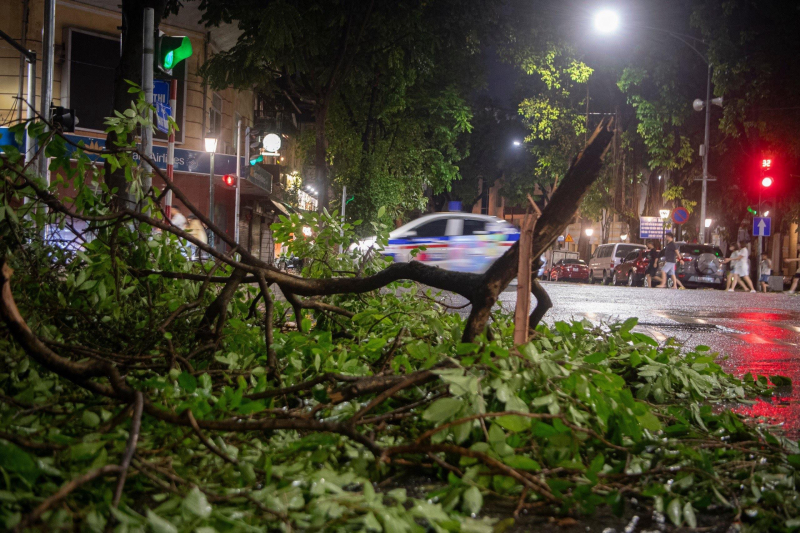Công an Hà Nội ứng trực xuyên đêm khắc phục hậu quả mưa lớn -0