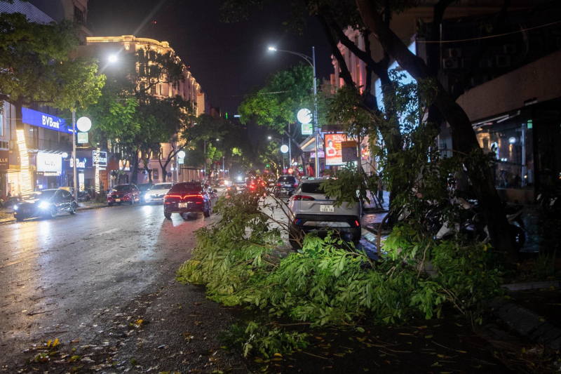 Công an Hà Nội ứng trực xuyên đêm khắc phục hậu quả mưa lớn -1