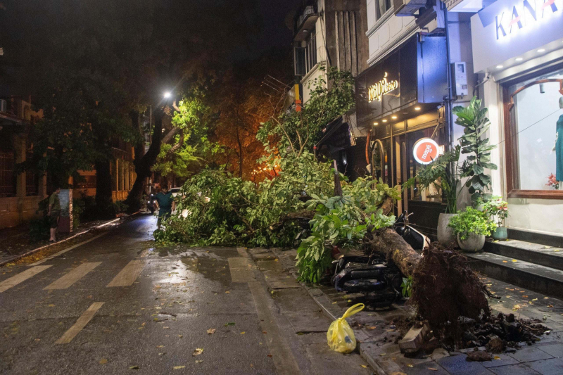 Công an Hà Nội ứng trực xuyên đêm khắc phục hậu quả mưa lớn -0