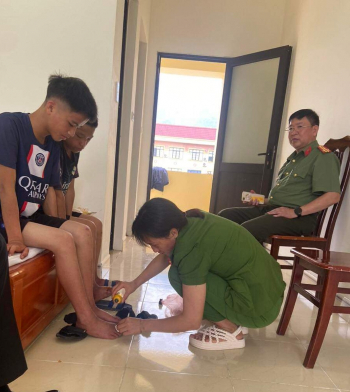 Từ thông tin trên cơ sở dữ liệu quốc gia về dân cư tìm được gia đình cho 2 cháu người Mông “đi lạc” -0