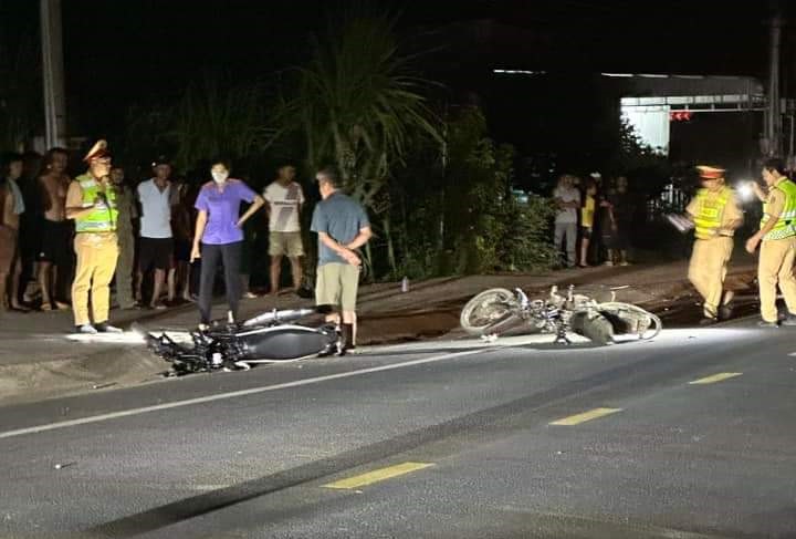 Tông vào xe máy dừng bên đường, 3 người thương vong -0