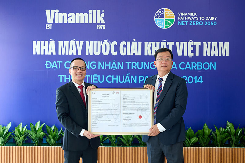 Vinamilk công bố thêm 1 nhà máy đạt trung hòa carbon  -0