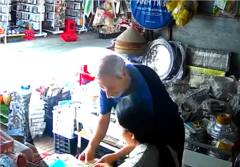 Điều tra 2 người nước ngoài vờ đổi tiền để trộm tiền của chủ tiệm tạp hoá -0