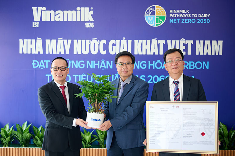 Vinamilk công bố thêm 1 nhà máy đạt trung hòa carbon  -0