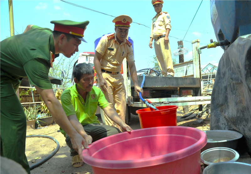 Những giọt nước nghĩa tình của cán bộ, chiến sĩ nơi biên giới -0