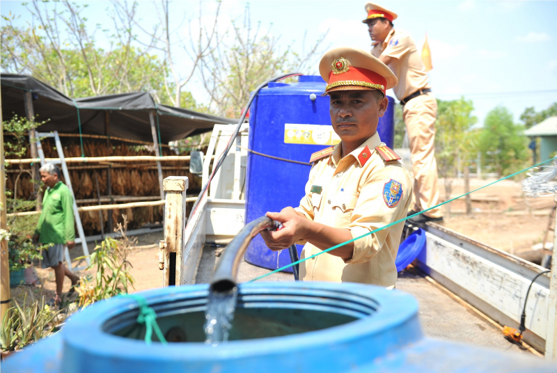 Những giọt nước nghĩa tình của cán bộ, chiến sĩ nơi biên giới -0