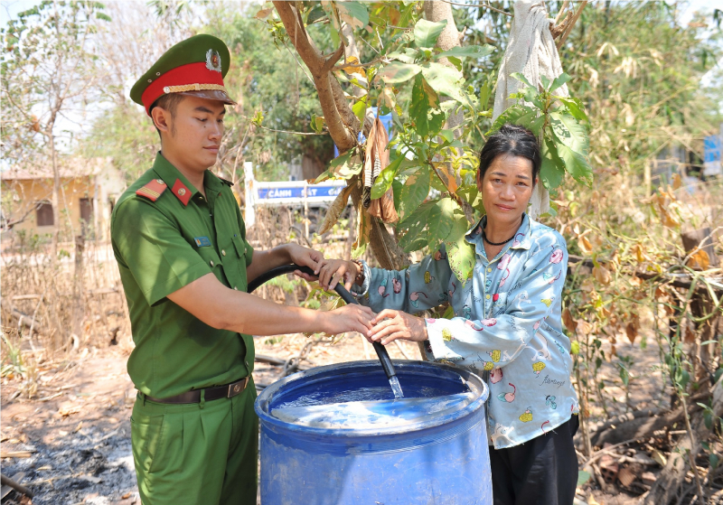 Những giọt nước nghĩa tình của cán bộ, chiến sĩ nơi biên giới -0