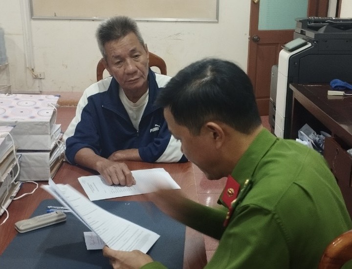 Trốn truy nã 15 năm thì sa lưới -0
