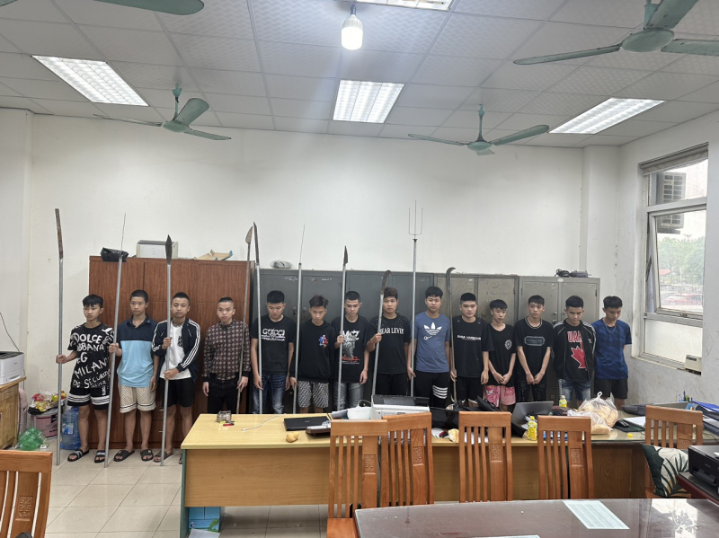 Giải quyết mâu thuẫn trên mạng, 17 đối tượng bị bắt về hành vi “Gây rối trật tự công cộng” -0