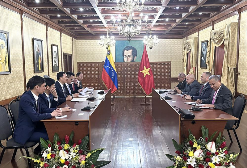 Deputy Minister Le Van Tuyen meets Venezuela’s Vice President -0