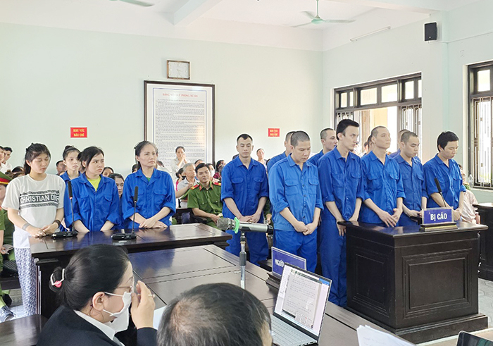 “Động lắc” karaoke Quỳnh Hương và vết trượt dài của bà chủ 7X -0