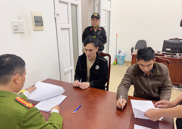 “Động lắc” karaoke Quỳnh Hương và vết trượt dài của bà chủ 7X -0