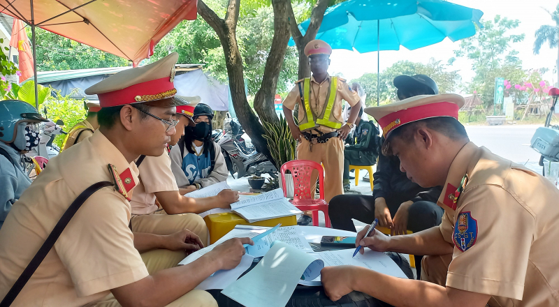 Theo chân Cảnh sát giao thông “đội nắng” đảm bảo an toàn giao thông -0