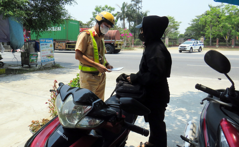 Theo chân Cảnh sát giao thông “đội nắng” đảm bảo an toàn giao thông -0