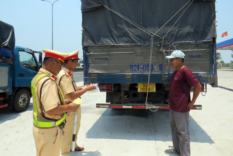 Theo chân Cảnh sát giao thông “đội nắng” đảm bảo an toàn giao thông -0