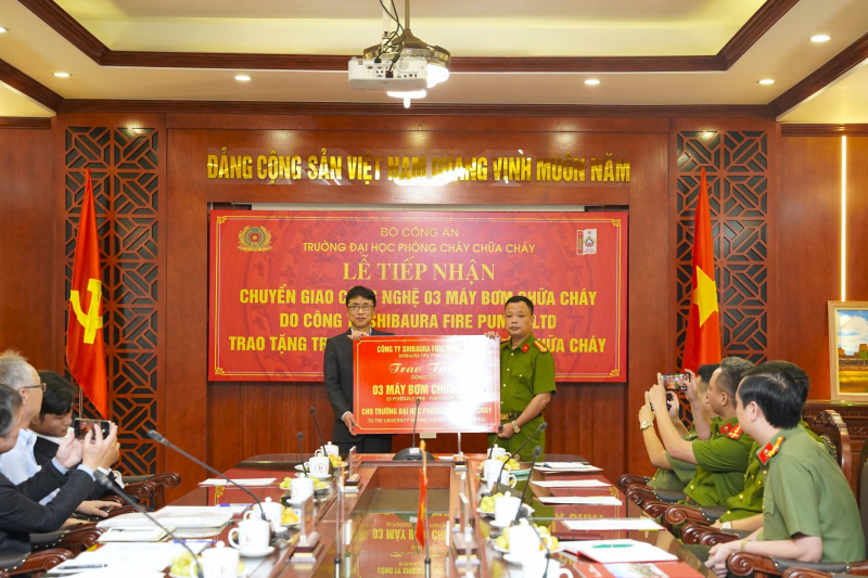 Trường Đại học PCCC tiếp nhận 3 máy bơm chữa cháy do công ty Shibaura Nhật Bản trao tặng -0