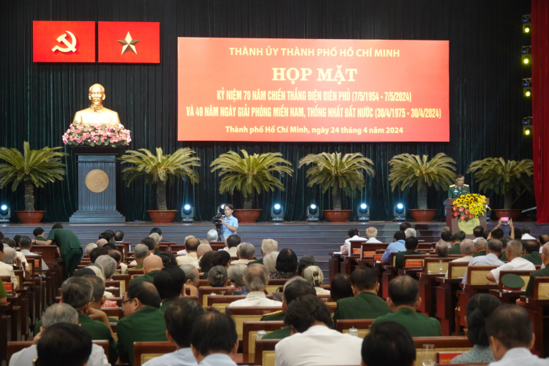 Để luôn xứng đáng với truyền thống của Chiến thắng Điện Biên Phủ và Đại thắng mùa xuân 1975 -0