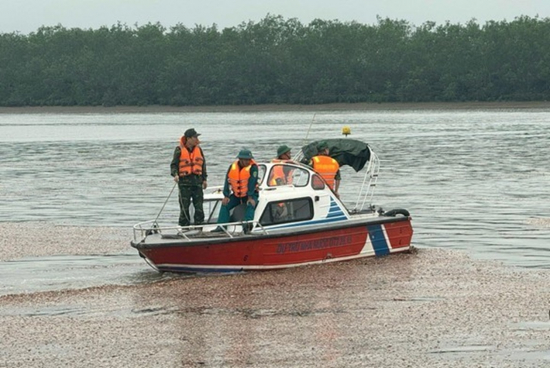 Quảng Ninh: Nỗ lực tìm kiếm 4 người mất tích do lật thuyền trong giông lốc -0