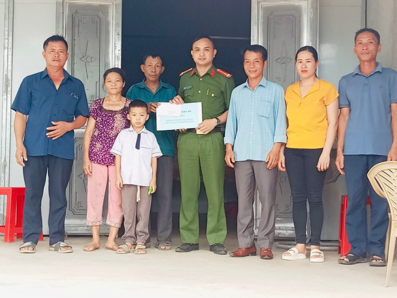 công an xã điền mỹ nhận đỡ đầu.jpg -0