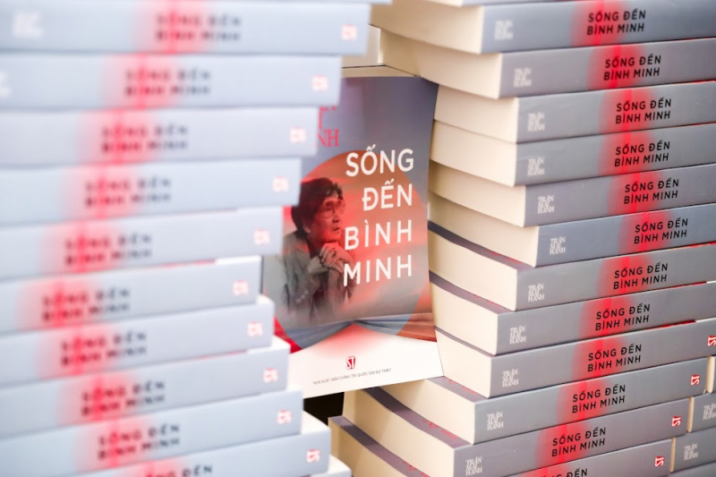 Ra mắt tự truyện “Sống đến bình minh”của nhà báo, nhà văn Trần Mai Hạnh -0