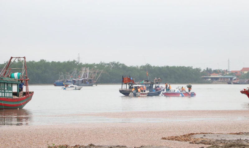 Tích cực tìm kiếm người mất tích trong vụ giông lốc lật thuyền -0