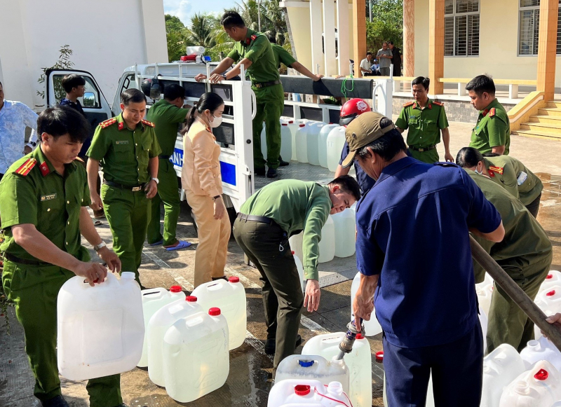 Xuyên lễ mang nước sạch đến người dân vùng hạn mặn -0