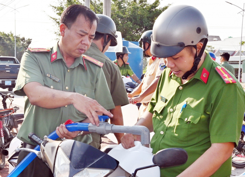 Xuyên lễ mang nước sạch đến người dân vùng hạn mặn -4
