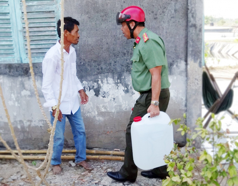 Xuyên lễ mang nước sạch đến người dân vùng hạn mặn -5